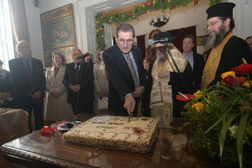 ΠΑΤΡΑ: Εγινε η υποδοχή του νέου χρόνου στο Δημαρχείο! Που αφιέρωσε το πρώτο κομμάτι της πίτας ο Κ. Πελετίδης