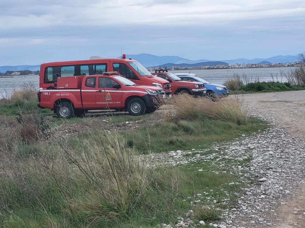 Ψάχνουν μέσα στη λιμνοθάλασσα για τον Μπάμπη - Γαβγίζει ο σκύλος που ανιχνεύει ανθρώπινα υπολείμματα - ΦΩΤΟ