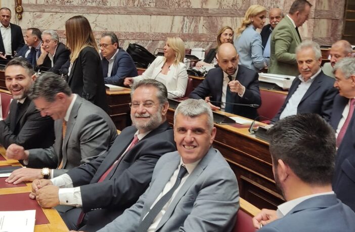 ΑΧΑΪΑ: Ο Γιώργος Κυριακόπουλος δημοσιεύει για πρώτη φορά φωτογραφία από την Βουλή