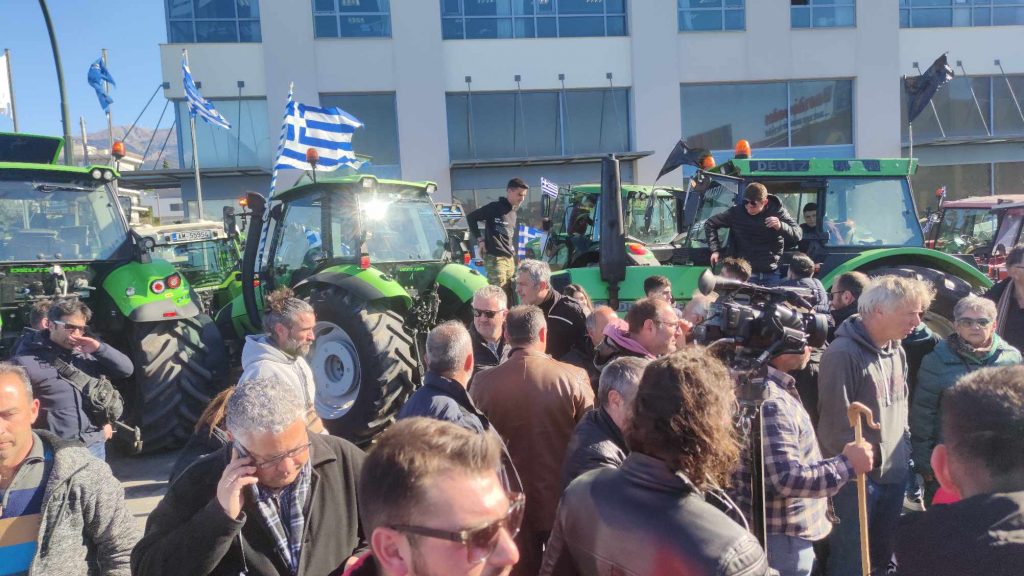 ΔΕΙΤΕ ΦΩΤΟ: Αγρότες έξω από την Περιφέρεια Δυτικής Ελλάδος