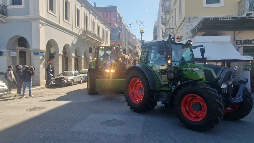 ΠΑΤΡΑ. Χιλιάδες στην πορεία για την απεργία και τα Τέμπη ΦΩΤΟ