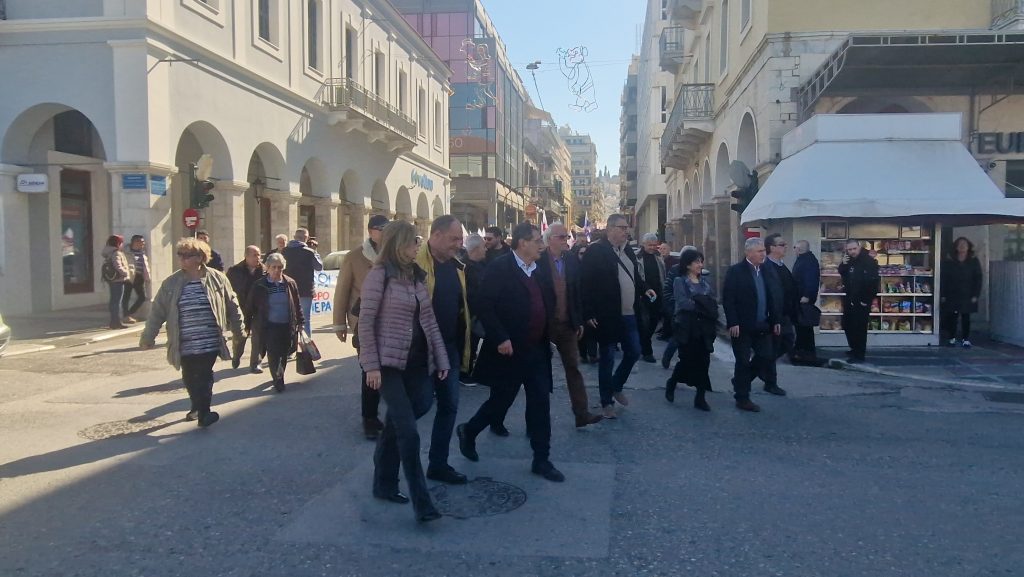 ΠΑΤΡΑ. Χιλιάδες στην πορεία για την απεργία και τα Τέμπη ΦΩΤΟ