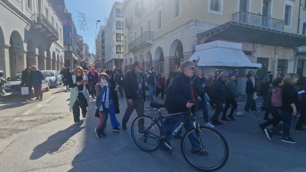 ΠΑΤΡΑ. Χιλιάδες στην πορεία για την απεργία και τα Τέμπη ΦΩΤΟ