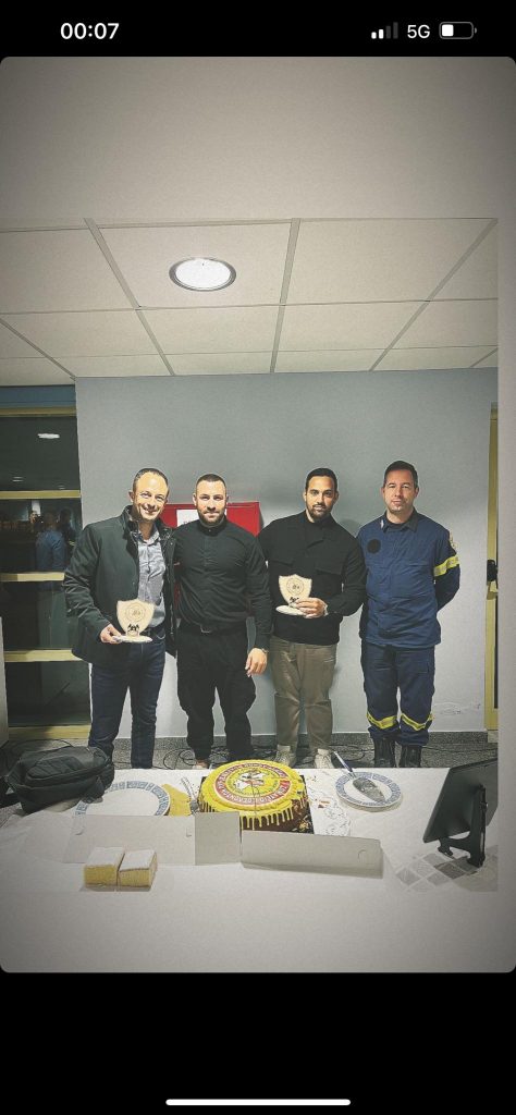 ΠΑΤΡΑ - ΔΕΙΤΕ ΦΩΤΟ: Οι εθελοντές πυροσβέστες έκοψαν την πίτα τους