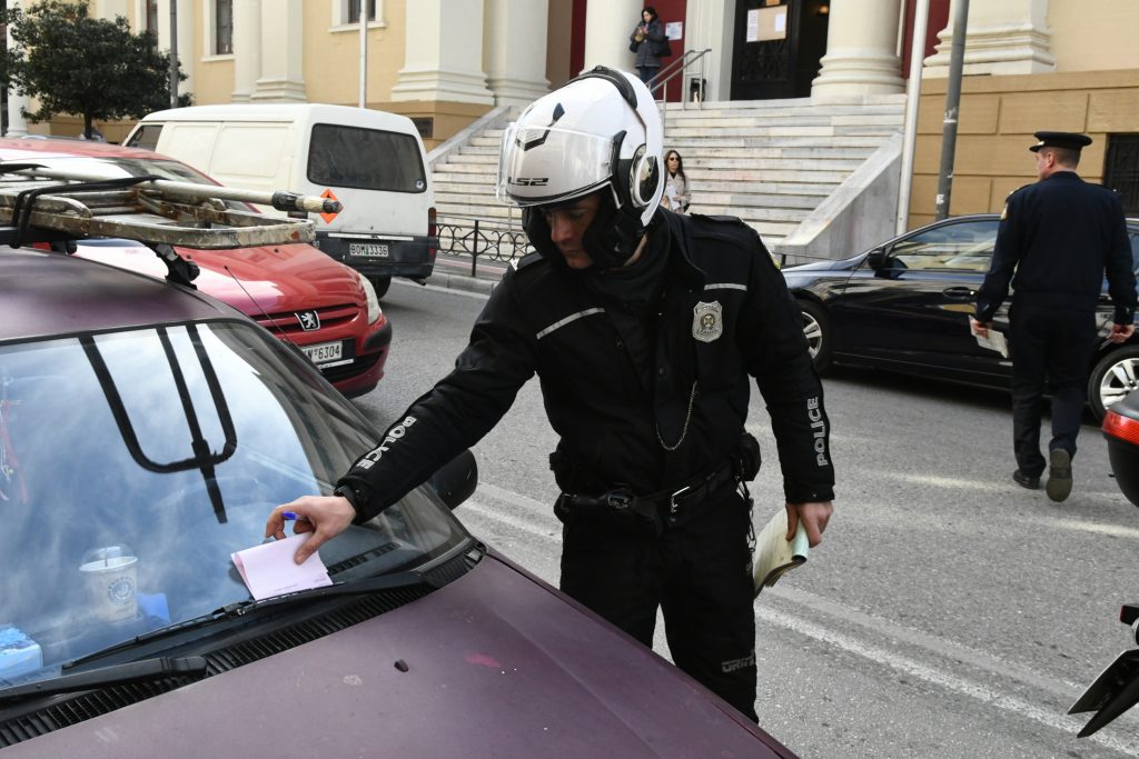 ΠΑΤΡΑ - ΦΩΤΟ: Δεν άφησαν... πινακίδα για πινακίδα! Τι θα γίνει από την Δευτέρα