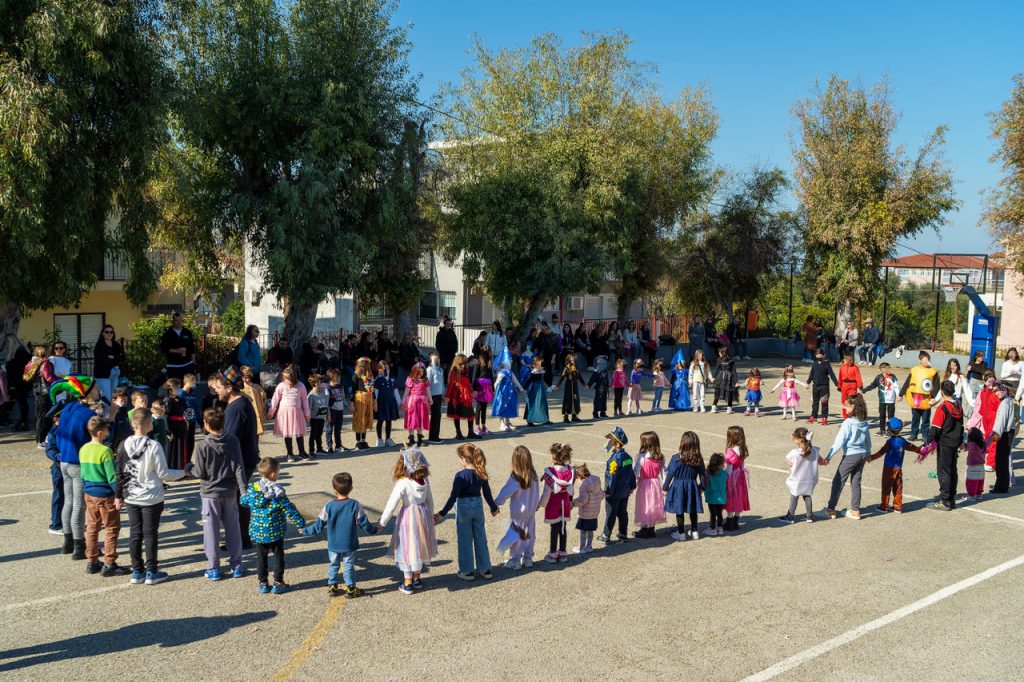 ΠΑΤΡΑ - ΦΩΤΟ: Πλήθος μικρών στις Καρναβαλουπόλεις του Σαββατοκύριακου