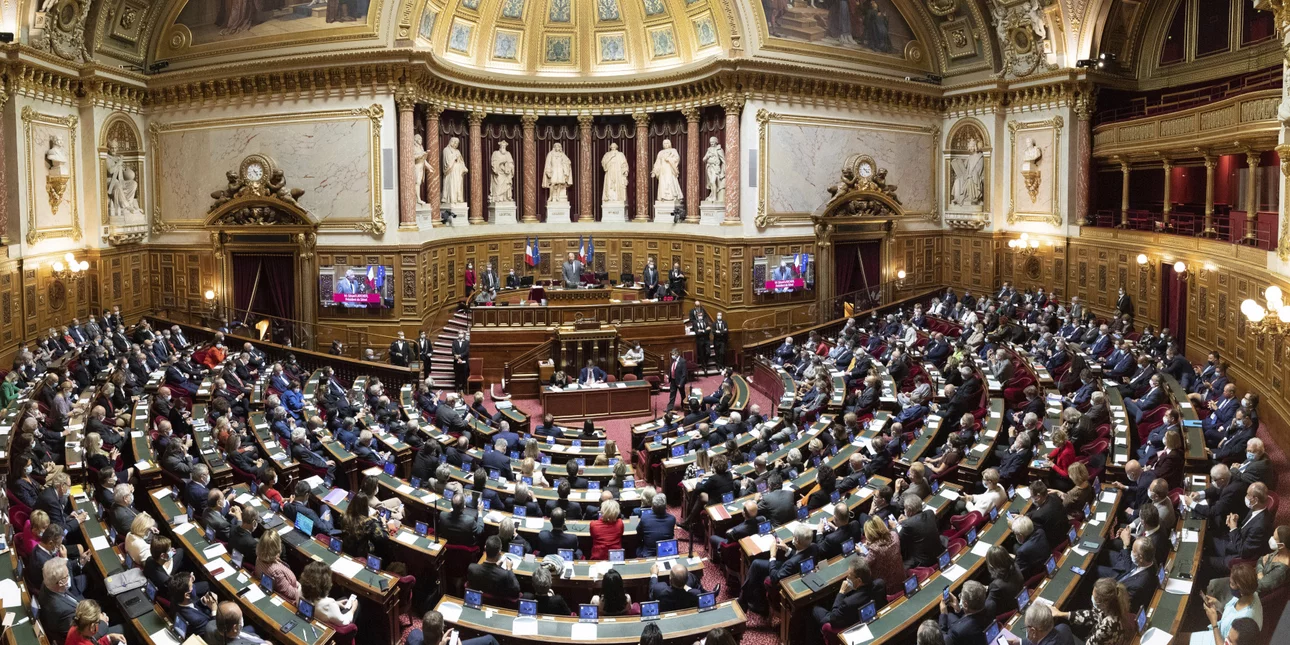 France : Scandale de la vidéo rose au Sénat – Le sénateur avec une assistante médicale, « avec un pantalon autour des chevilles »