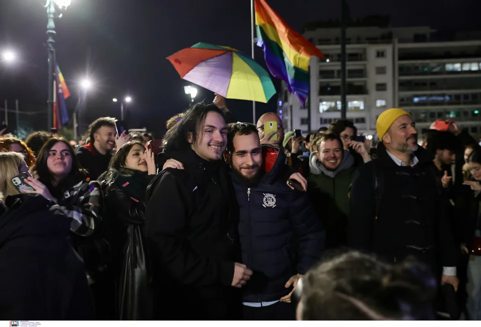 ΔΕΙΤΕ ΦΩΤΟ: Ξέσπασαν σε πανηγυρισμούς οι ΛΟΑΤΚΙ μέσα και έξω από τη Βουλή