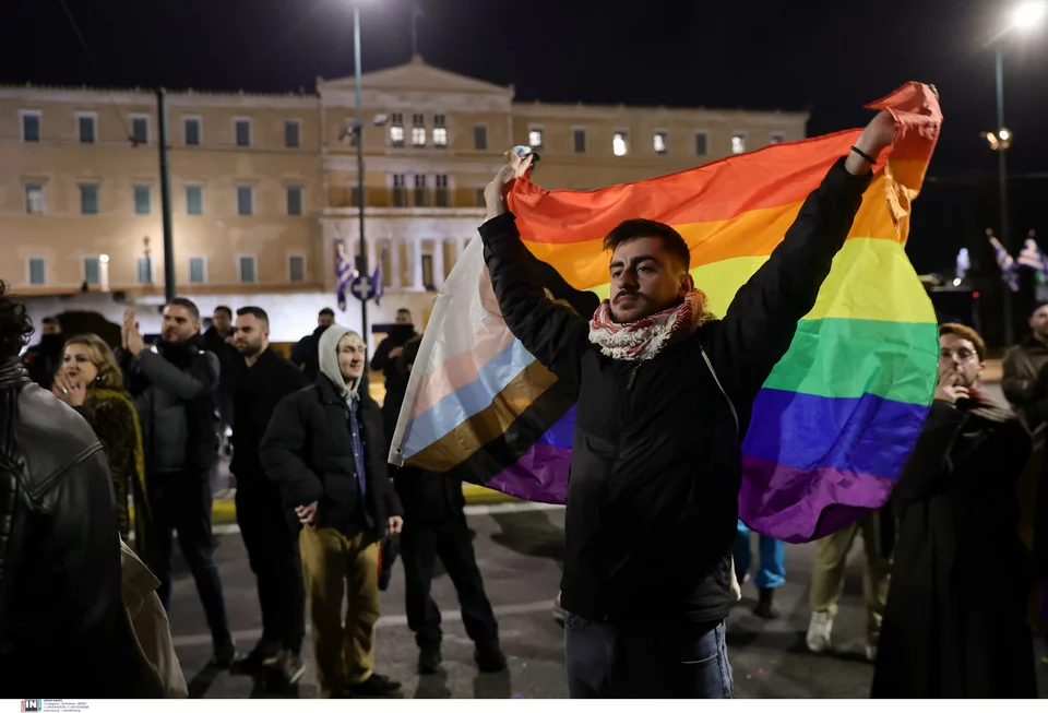 ΔΕΙΤΕ ΦΩΤΟ: Ξέσπασαν σε πανηγυρισμούς οι ΛΟΑΤΚΙ μέσα και έξω από τη Βουλή