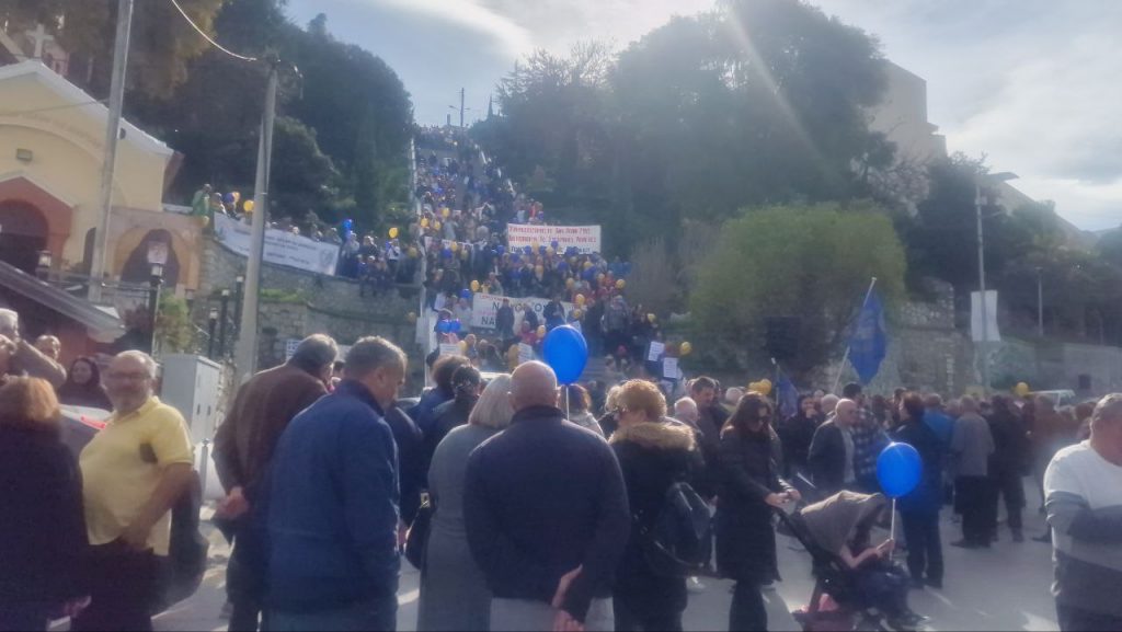 ΔΕΙΤΕ ΦΩΤΟ ΚΑΙ ΒΙΝΤΕΟ: Γέμισαν κόσμο οι σκάλες στην Πάτρα - Μία πόλη στο πόδι για την ικανοποίηση των αιτημάτων της