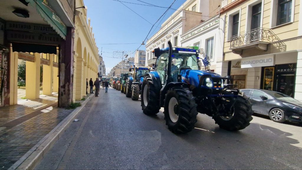 ΠΑΤΡΑ: Μπήκαν στην πόλη... τα τρακτέρ - ΦΩΤΟ ΚΑΙ ΒΙΝΤΕΟ