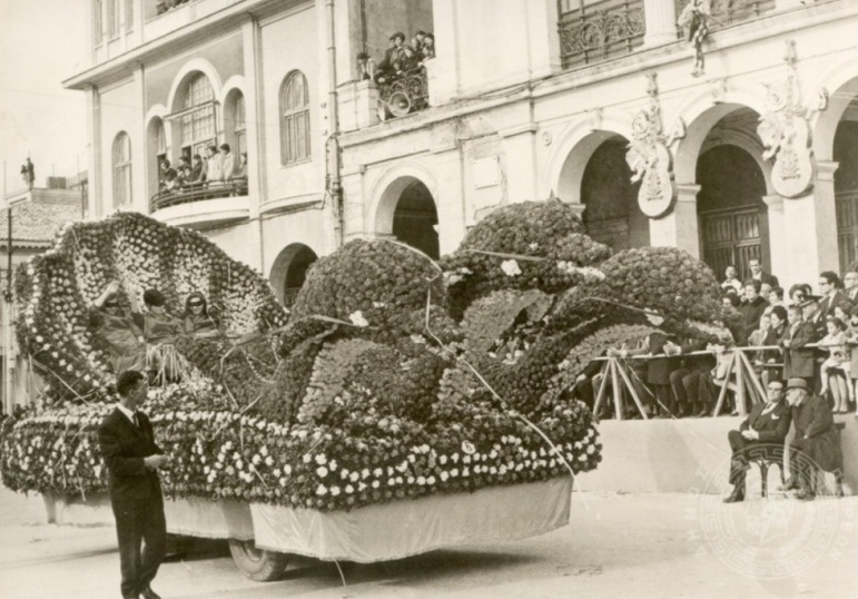 ΔΕΙΤΕ ΕΚΠΛΗΚΤΙΚΕΣ ΦΩΤΟ: Τα άνθινα άρματα του Πατρινού Καρναβαλιού από το 1930 μέχρι και την δεκαετία '70