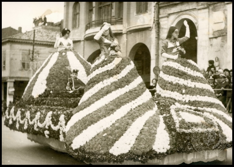 ΔΕΙΤΕ ΕΚΠΛΗΚΤΙΚΕΣ ΦΩΤΟ: Τα άνθινα άρματα του Πατρινού Καρναβαλιού από το 1930 μέχρι και την δεκαετία '70