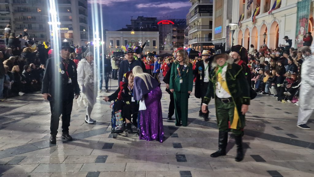 ΔΕΙΤΕ ΕΚΑΤΟΝΤΑΔΕΣ ΦΩΤΟ: Ρεκόρ συμμετοχής στην νυχτερινή παρέλαση του Πατρινού Καρναβαλιού
