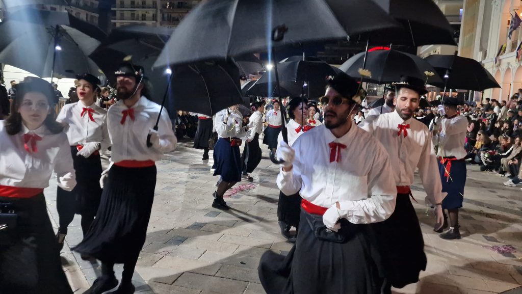 ΔΕΙΤΕ ΕΚΑΤΟΝΤΑΔΕΣ ΦΩΤΟ: Ρεκόρ συμμετοχής στην νυχτερινή παρέλαση του Πατρινού Καρναβαλιού