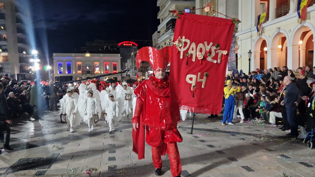 ΔΕΙΤΕ ΕΚΑΤΟΝΤΑΔΕΣ ΦΩΤΟ: Ρεκόρ συμμετοχής στην νυχτερινή παρέλαση του Πατρινού Καρναβαλιού