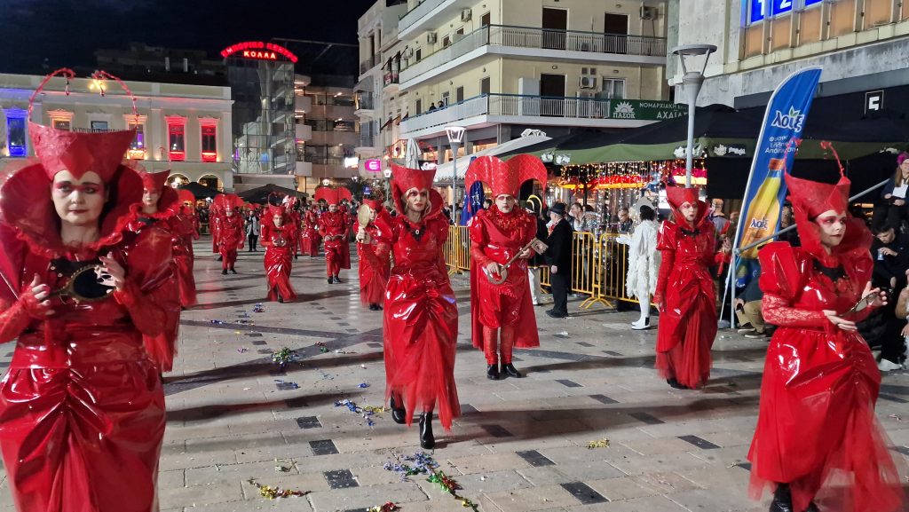 ΔΕΙΤΕ ΕΚΑΤΟΝΤΑΔΕΣ ΦΩΤΟ: Ρεκόρ συμμετοχής στην νυχτερινή παρέλαση του Πατρινού Καρναβαλιού