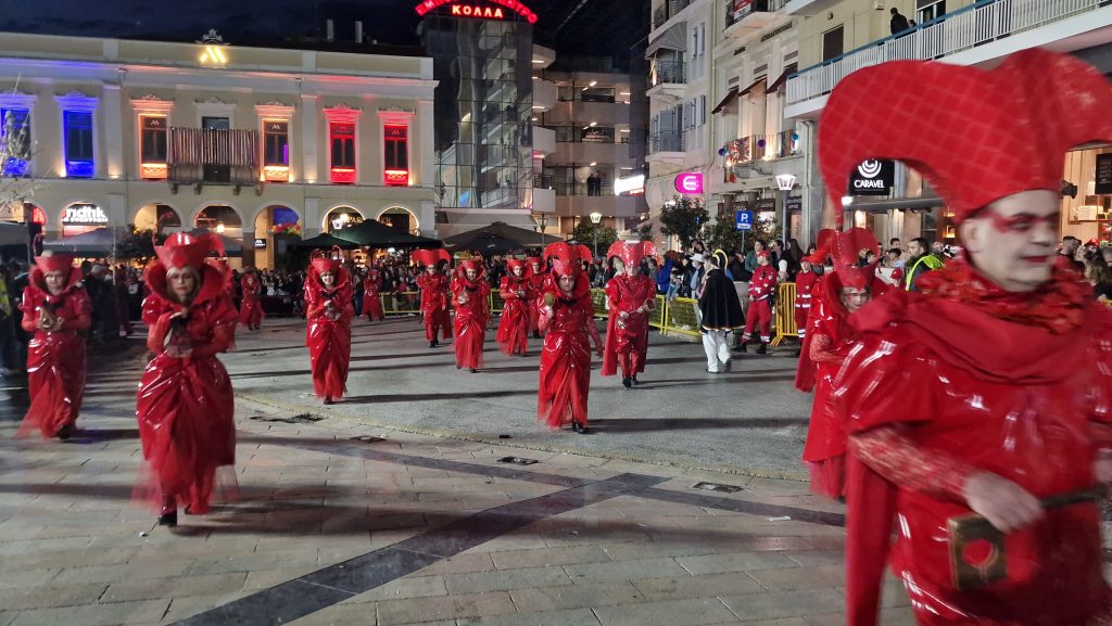ΔΕΙΤΕ ΕΚΑΤΟΝΤΑΔΕΣ ΦΩΤΟ: Ρεκόρ συμμετοχής στην νυχτερινή παρέλαση του Πατρινού Καρναβαλιού
