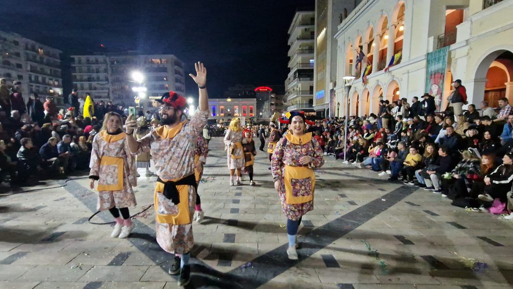 ΔΕΙΤΕ ΕΚΑΤΟΝΤΑΔΕΣ ΦΩΤΟ: Ρεκόρ συμμετοχής στην νυχτερινή παρέλαση του Πατρινού Καρναβαλιού