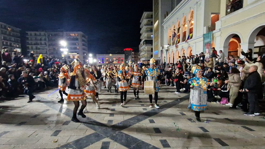 ΔΕΙΤΕ ΕΚΑΤΟΝΤΑΔΕΣ ΦΩΤΟ: Ρεκόρ συμμετοχής στην νυχτερινή παρέλαση του Πατρινού Καρναβαλιού