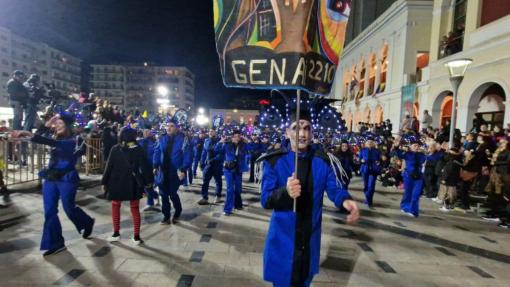 ΔΕΙΤΕ ΕΚΑΤΟΝΤΑΔΕΣ ΦΩΤΟ: Ρεκόρ συμμετοχής στην νυχτερινή παρέλαση του Πατρινού Καρναβαλιού