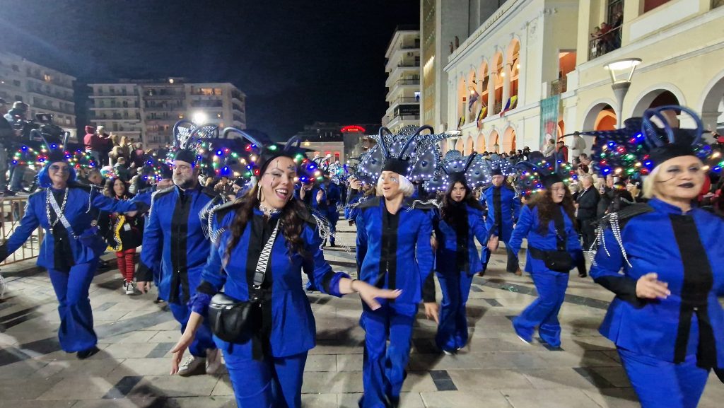 ΔΕΙΤΕ ΕΚΑΤΟΝΤΑΔΕΣ ΦΩΤΟ: Ρεκόρ συμμετοχής στην νυχτερινή παρέλαση του Πατρινού Καρναβαλιού