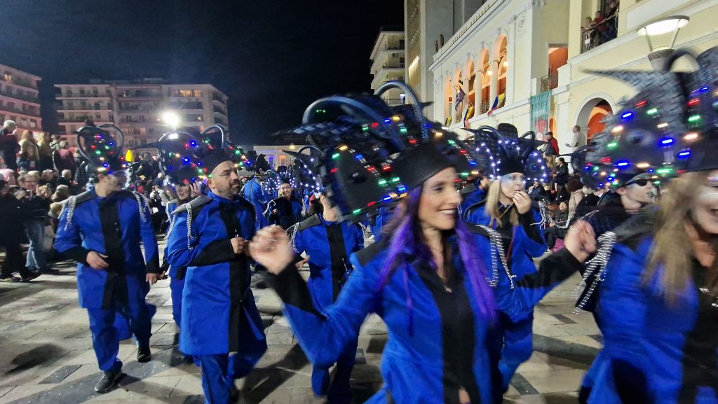 ΔΕΙΤΕ ΕΚΑΤΟΝΤΑΔΕΣ ΦΩΤΟ: Ρεκόρ συμμετοχής στην νυχτερινή παρέλαση του Πατρινού Καρναβαλιού