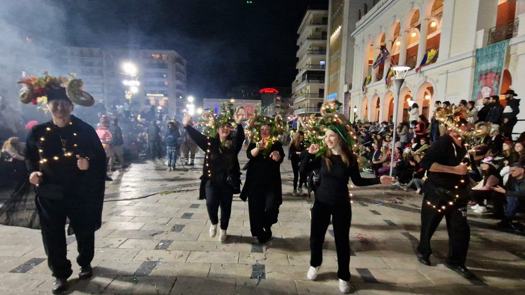 ΔΕΙΤΕ ΕΚΑΤΟΝΤΑΔΕΣ ΦΩΤΟ: Ρεκόρ συμμετοχής στην νυχτερινή παρέλαση του Πατρινού Καρναβαλιού