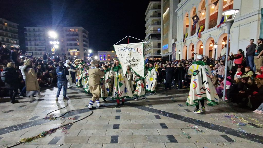 ΔΕΙΤΕ ΕΚΑΤΟΝΤΑΔΕΣ ΦΩΤΟ: Ρεκόρ συμμετοχής στην νυχτερινή παρέλαση του Πατρινού Καρναβαλιού