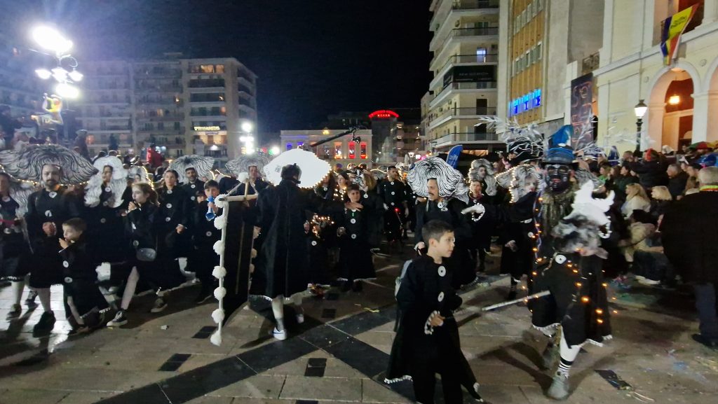 ΔΕΙΤΕ ΕΚΑΤΟΝΤΑΔΕΣ ΦΩΤΟ: Ρεκόρ συμμετοχής στην νυχτερινή παρέλαση του Πατρινού Καρναβαλιού