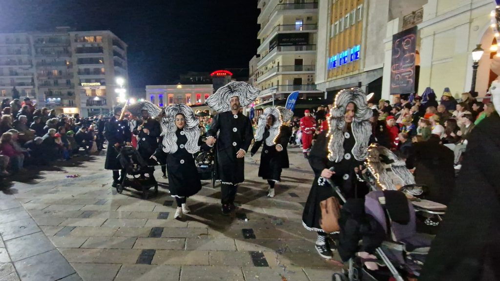 ΔΕΙΤΕ ΕΚΑΤΟΝΤΑΔΕΣ ΦΩΤΟ: Ρεκόρ συμμετοχής στην νυχτερινή παρέλαση του Πατρινού Καρναβαλιού