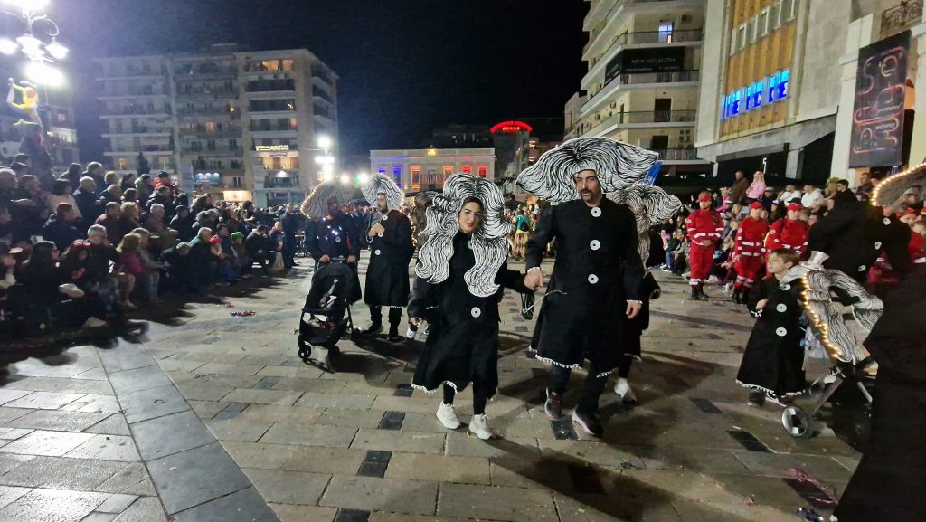 ΔΕΙΤΕ ΕΚΑΤΟΝΤΑΔΕΣ ΦΩΤΟ: Ρεκόρ συμμετοχής στην νυχτερινή παρέλαση του Πατρινού Καρναβαλιού