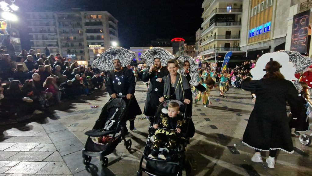 ΔΕΙΤΕ ΕΚΑΤΟΝΤΑΔΕΣ ΦΩΤΟ: Ρεκόρ συμμετοχής στην νυχτερινή παρέλαση του Πατρινού Καρναβαλιού