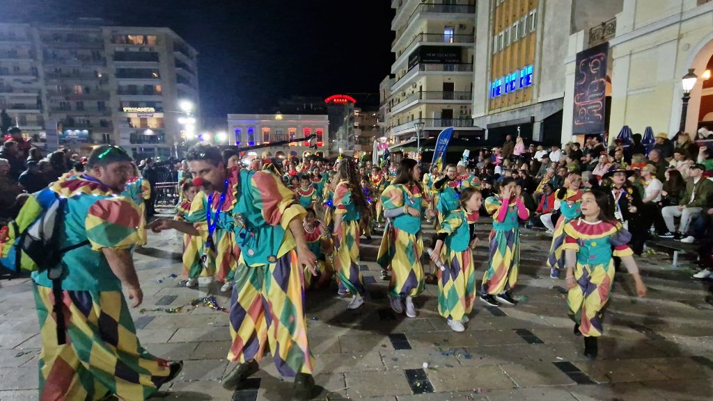 ΔΕΙΤΕ ΕΚΑΤΟΝΤΑΔΕΣ ΦΩΤΟ: Ρεκόρ συμμετοχής στην νυχτερινή παρέλαση του Πατρινού Καρναβαλιού