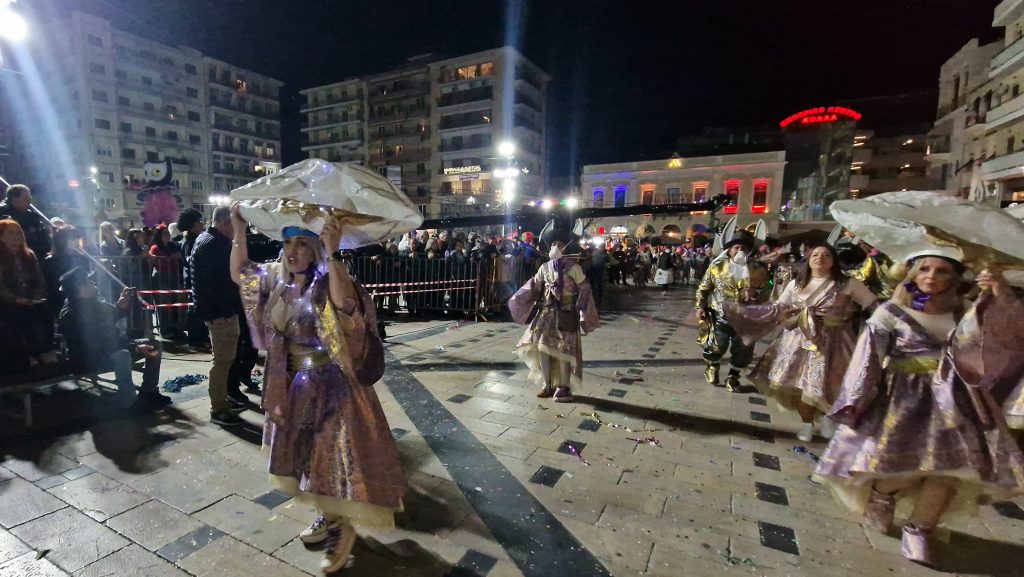 ΔΕΙΤΕ ΕΚΑΤΟΝΤΑΔΕΣ ΦΩΤΟ: Ρεκόρ συμμετοχής στην νυχτερινή παρέλαση του Πατρινού Καρναβαλιού
