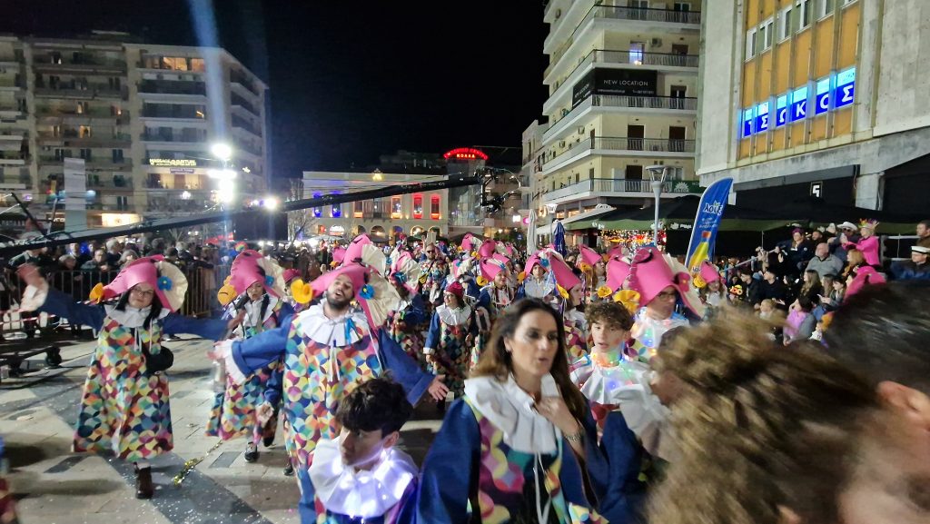 ΔΕΙΤΕ ΕΚΑΤΟΝΤΑΔΕΣ ΦΩΤΟ: Ρεκόρ συμμετοχής στην νυχτερινή παρέλαση του Πατρινού Καρναβαλιού