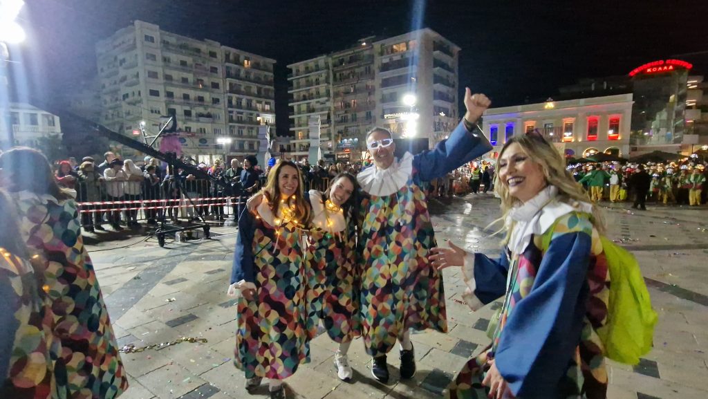 ΔΕΙΤΕ ΕΚΑΤΟΝΤΑΔΕΣ ΦΩΤΟ: Ρεκόρ συμμετοχής στην νυχτερινή παρέλαση του Πατρινού Καρναβαλιού