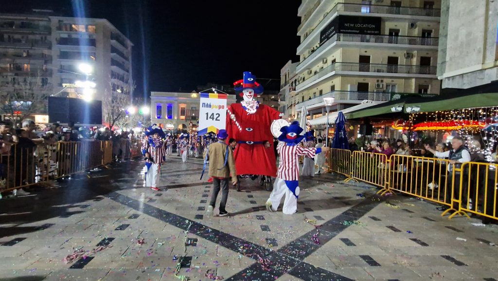 ΔΕΙΤΕ ΕΚΑΤΟΝΤΑΔΕΣ ΦΩΤΟ: Ρεκόρ συμμετοχής στην νυχτερινή παρέλαση του Πατρινού Καρναβαλιού
