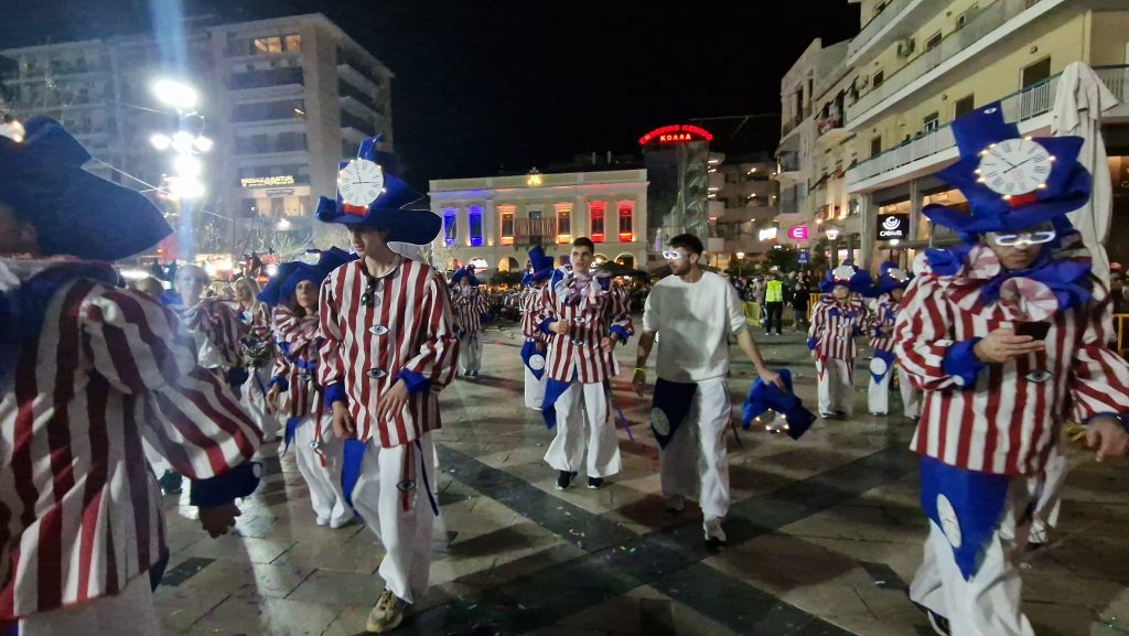 ΔΕΙΤΕ ΕΚΑΤΟΝΤΑΔΕΣ ΦΩΤΟ: Ρεκόρ συμμετοχής στην νυχτερινή παρέλαση του Πατρινού Καρναβαλιού