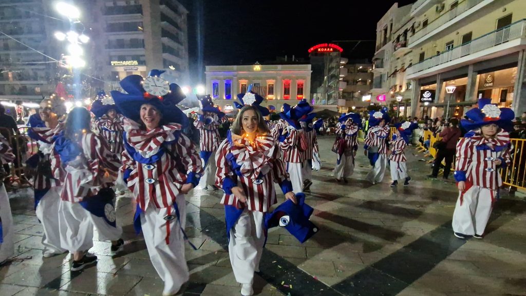 ΔΕΙΤΕ ΕΚΑΤΟΝΤΑΔΕΣ ΦΩΤΟ: Ρεκόρ συμμετοχής στην νυχτερινή παρέλαση του Πατρινού Καρναβαλιού