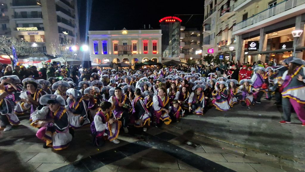 ΔΕΙΤΕ ΕΚΑΤΟΝΤΑΔΕΣ ΦΩΤΟ: Ρεκόρ συμμετοχής στην νυχτερινή παρέλαση του Πατρινού Καρναβαλιού