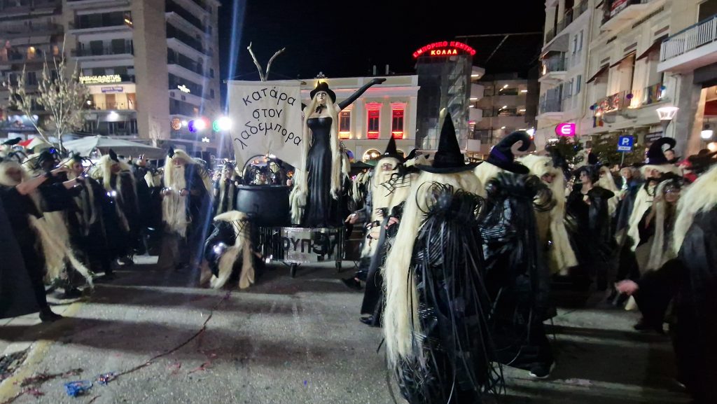 ΔΕΙΤΕ ΕΚΑΤΟΝΤΑΔΕΣ ΦΩΤΟ: Ρεκόρ συμμετοχής στην νυχτερινή παρέλαση του Πατρινού Καρναβαλιού