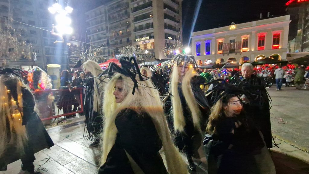 ΔΕΙΤΕ ΕΚΑΤΟΝΤΑΔΕΣ ΦΩΤΟ: Ρεκόρ συμμετοχής στην νυχτερινή παρέλαση του Πατρινού Καρναβαλιού