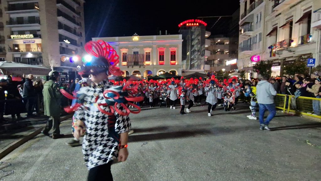ΔΕΙΤΕ ΕΚΑΤΟΝΤΑΔΕΣ ΦΩΤΟ: Ρεκόρ συμμετοχής στην νυχτερινή παρέλαση του Πατρινού Καρναβαλιού