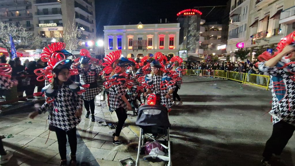 ΔΕΙΤΕ ΕΚΑΤΟΝΤΑΔΕΣ ΦΩΤΟ: Ρεκόρ συμμετοχής στην νυχτερινή παρέλαση του Πατρινού Καρναβαλιού