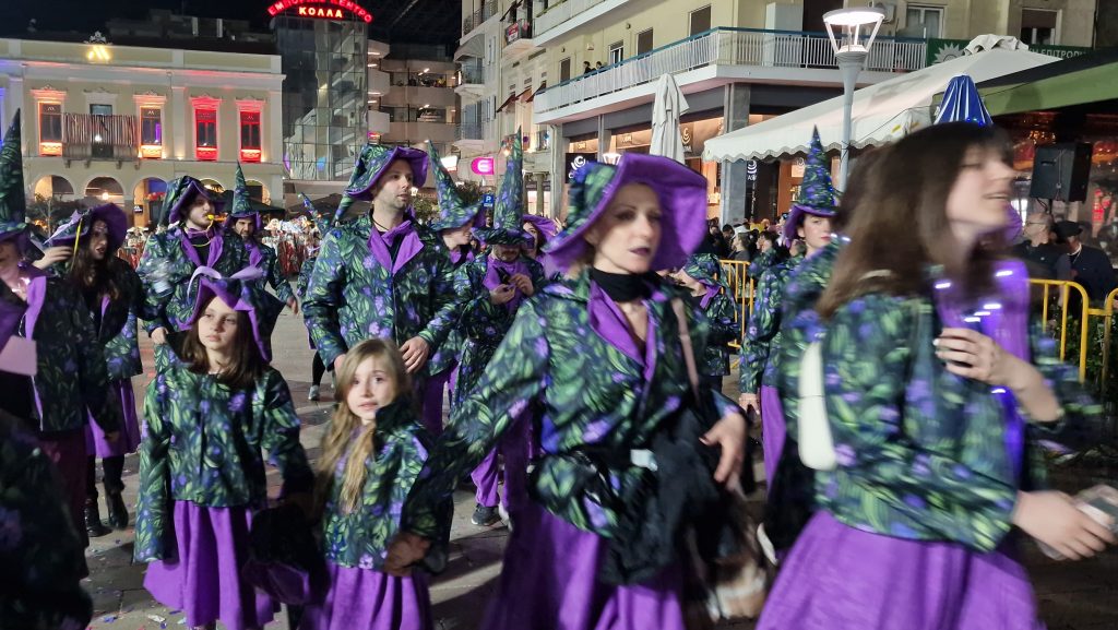 ΔΕΙΤΕ ΕΚΑΤΟΝΤΑΔΕΣ ΦΩΤΟ: Ρεκόρ συμμετοχής στην νυχτερινή παρέλαση του Πατρινού Καρναβαλιού