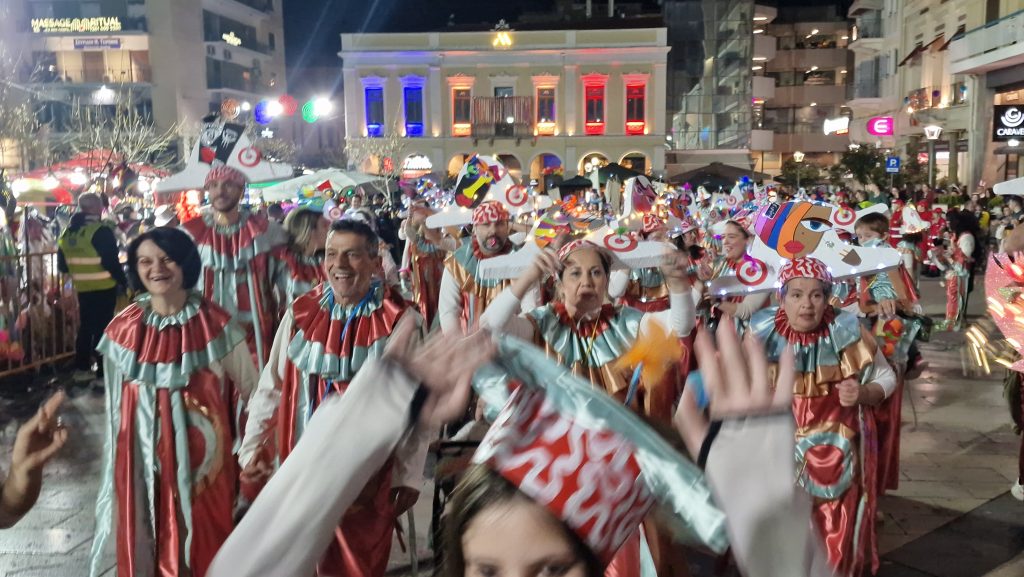 ΔΕΙΤΕ ΕΚΑΤΟΝΤΑΔΕΣ ΦΩΤΟ: Ρεκόρ συμμετοχής στην νυχτερινή παρέλαση του Πατρινού Καρναβαλιού