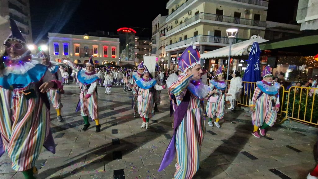 ΔΕΙΤΕ ΕΚΑΤΟΝΤΑΔΕΣ ΦΩΤΟ: Ρεκόρ συμμετοχής στην νυχτερινή παρέλαση του Πατρινού Καρναβαλιού