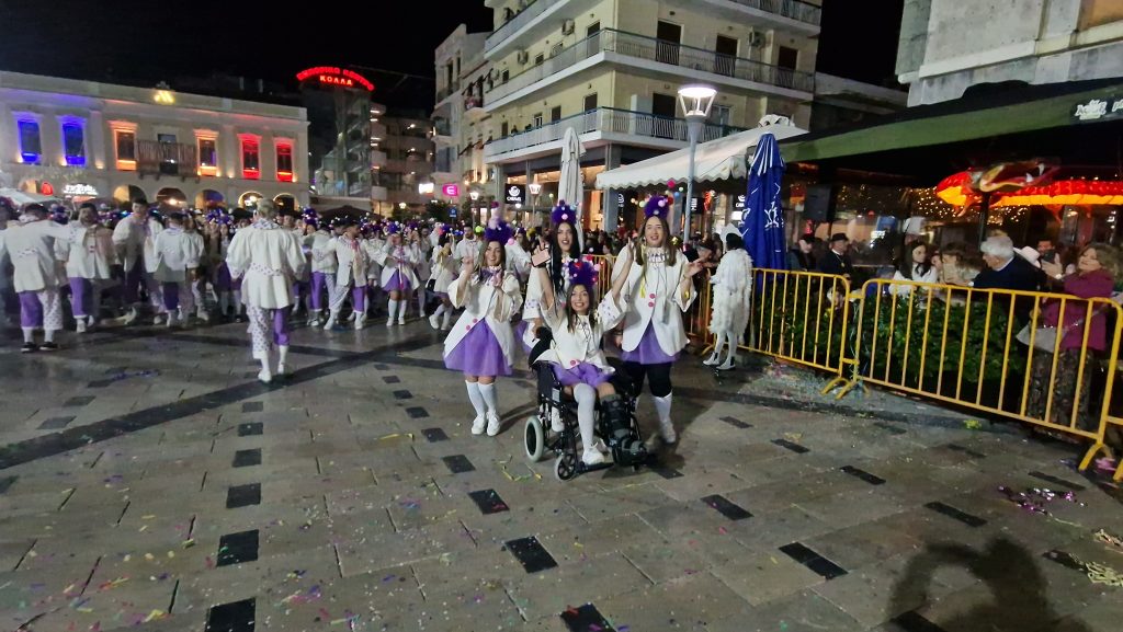 ΔΕΙΤΕ ΕΚΑΤΟΝΤΑΔΕΣ ΦΩΤΟ: Ρεκόρ συμμετοχής στην νυχτερινή παρέλαση του Πατρινού Καρναβαλιού