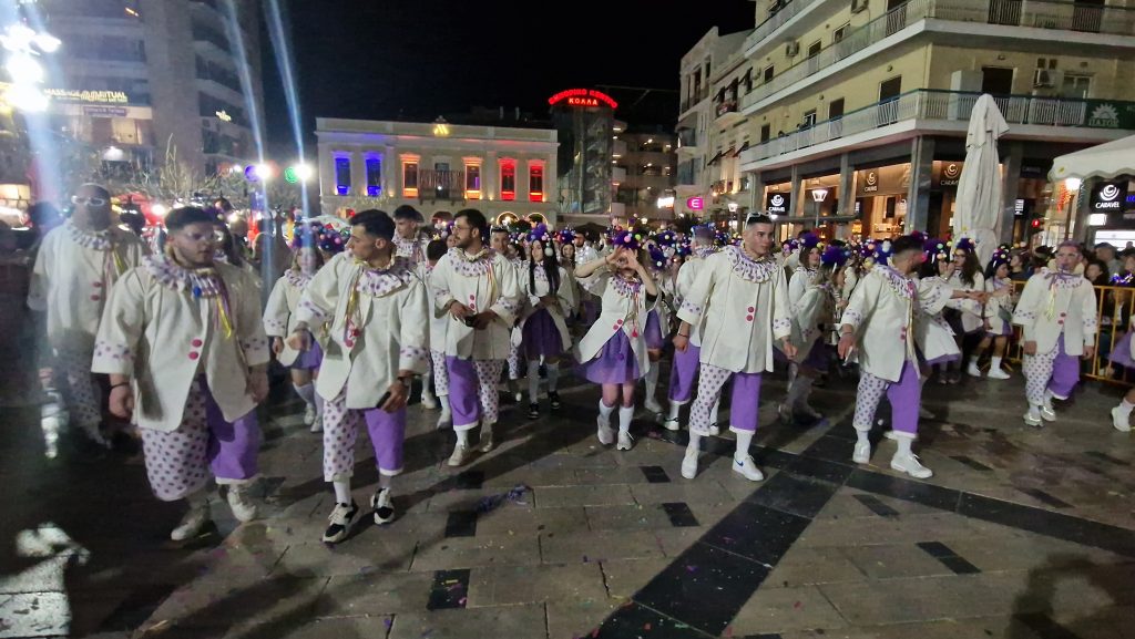 ΔΕΙΤΕ ΕΚΑΤΟΝΤΑΔΕΣ ΦΩΤΟ: Ρεκόρ συμμετοχής στην νυχτερινή παρέλαση του Πατρινού Καρναβαλιού